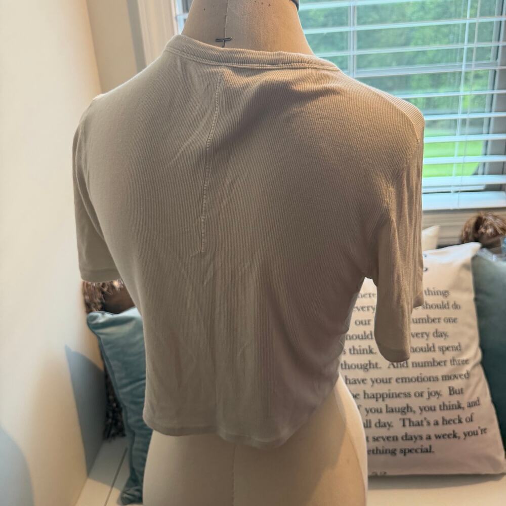 Lululemon Ribbed Cropped Tshirt - Picture 4 of 4